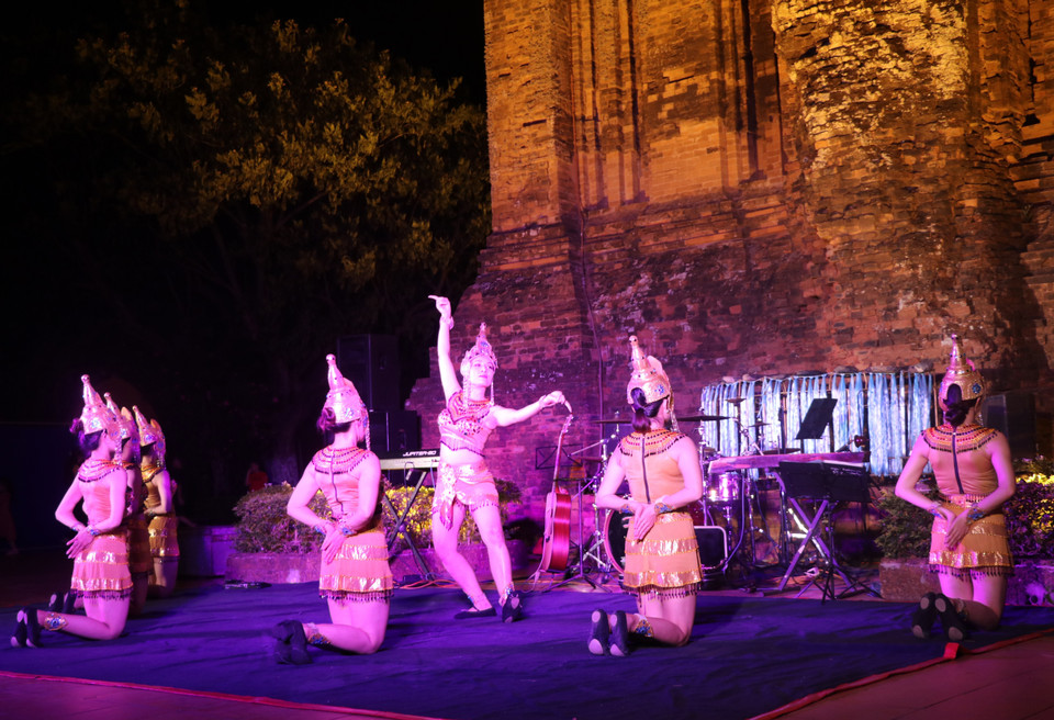 Tỉnh Phú Yên tổ chức các chương trình nghệ thuật phục vụ người dân và du khách tại tháp Nhạn vào tối thứ 7 hàng tuần. (Ảnh: Phạm Cường/TTXVN)