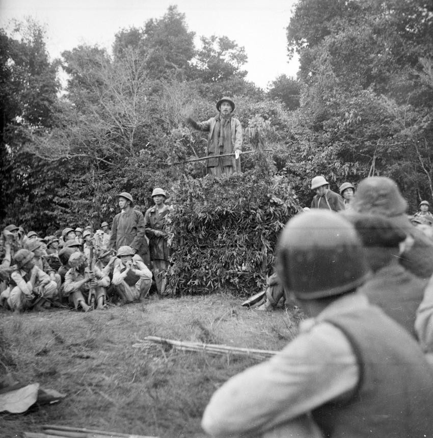 Hạ tuần tháng 8/1950, Chủ tịch Hồ Chí Minh đã lên đường ra mặt trận cùng Bộ Chỉ huy chiến dịch trực tiếp chỉ đạo chiến dịch. Trên đường ra mặt trận, Người ân cần thăm hỏi, nắm thêm tình hình, động viên bộ đội, dân công. Trong ảnh: Chủ tịch Hồ Chí Minh thăm và nói chuyện với cán bộ, chiến sỹ tham gia Chiến dịch biên giới 1950. (Nguồn: TTXVN)