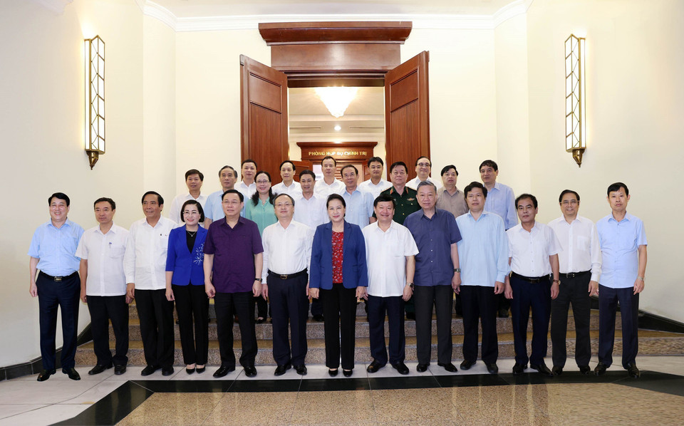 Bà Nguyễn Thị Kim Ngân, Ủy viên Bộ Chính trị, Chủ tịch Quốc hội với các vị Ủy viên Bộ Chính trị và đại biểu dự cuộc làm việc của Bộ Chính trị với Ban Thường vụ Tỉnh ủy Hưng Yên. (Ảnh: Trọng Đức/TTXVN)