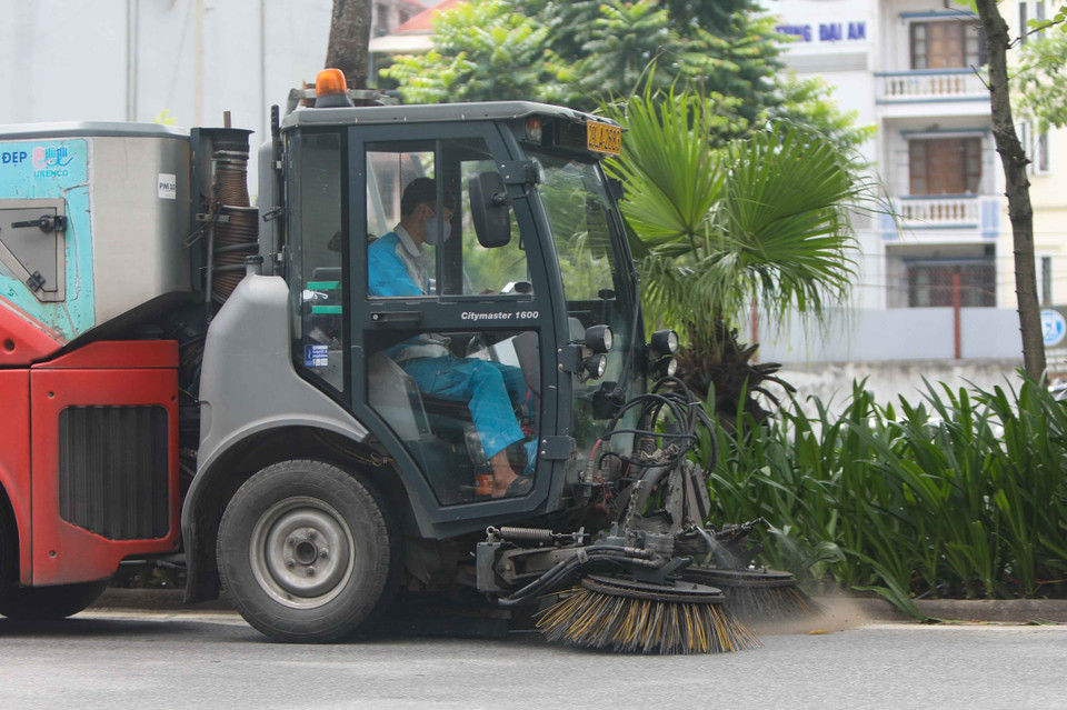 Xe hút bụi, quét rác mini góp phần cơ giới hóa việc vệ sinh môi trường đường phố. (Ảnh: Thanh Tùng/TTXVN)