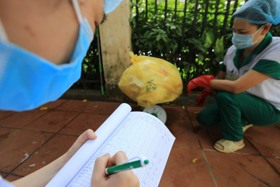 Rác thải y tế đưa xuống nhà lưu chứa được kiểm tra, cân và ghi chép theo chủng loại cẩn thận. (Ảnh: Thành Đạt/TTXVN)