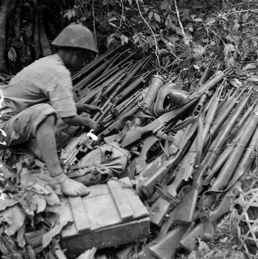 Trong Chiến dịch biên giới, ta đã loại khỏi vòng chiến đấu gần 10 tiểu đoàn địch (có 8 tiểu đoàn Âu-Phi, chiếm 41% lực lượng cơ động chiến lược của Pháp ở Đông Dương), diệt và bắt 8.296 tên, thu hơn 3.000 tấn vũ khí và đồ dùng quân sự, xóa sổ Liên khu biên giới Đông Bắc của địch. Trong ảnh: Quân địch ở Thất Khê ra hàng bộ đội ta trong Chiến dịch biên giới 1950. (Nguồn: TTXVN)