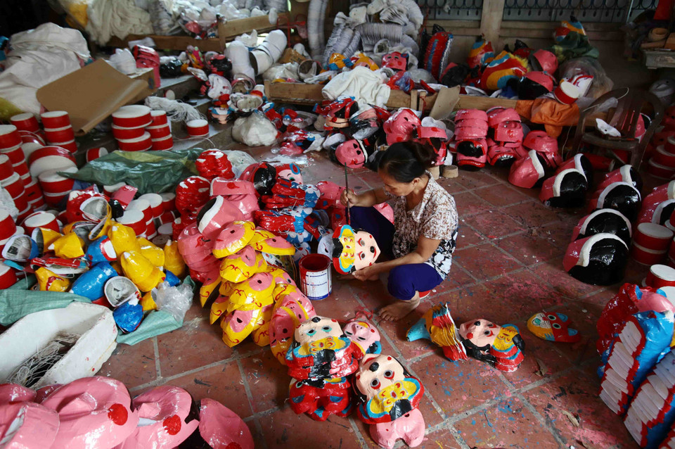 Mặt nạ được các nghệ nhân sơn thủ công tỉ mỉ. (Ảnh: Phạm Kiên/TTXVN)