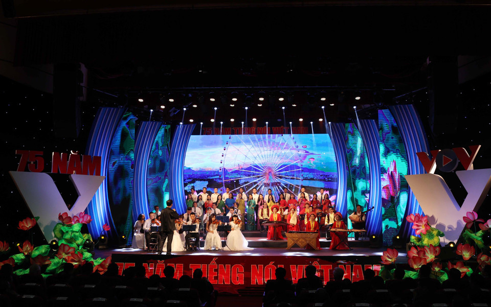 Chương trình văn nghệ chào mừng kỷ niệm 75 năm Ngày thành lập Đài tiếng nói Việt Nam (7/9/1945-7/9/2020). (Ảnh: Thống Nhất/TTXVN)