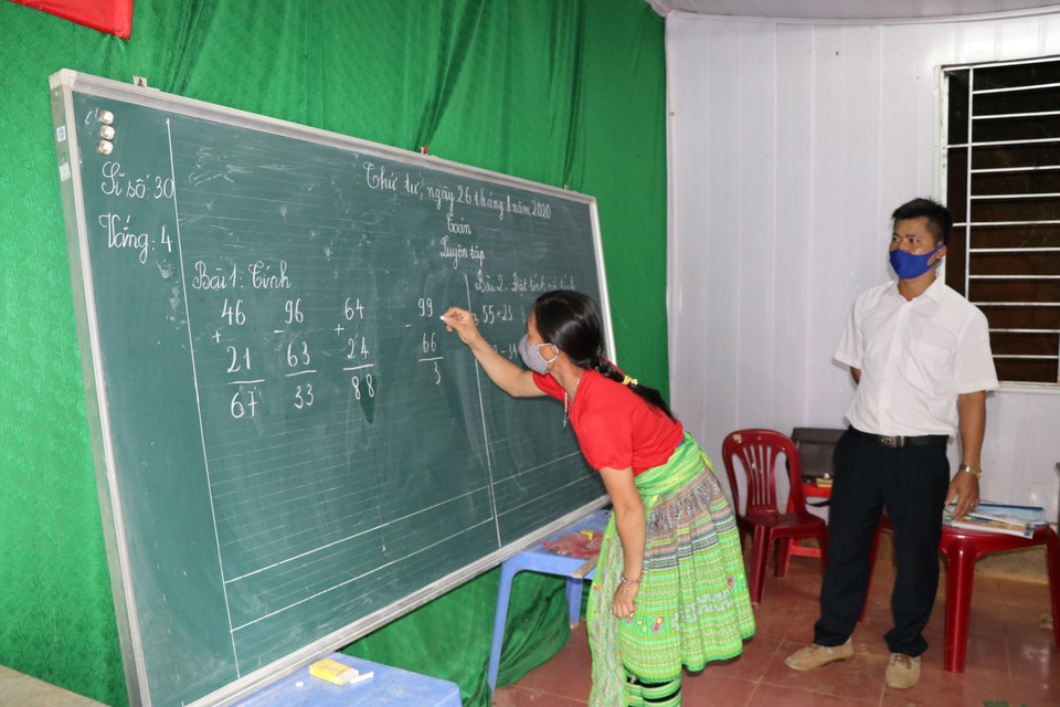 Giờ học toán của học sinh lớp xóa mù chữ. (Ảnh: Việt Dũng/TTXVN)