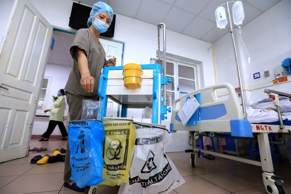 Chất thải y tế được phân loại ngay tại nơi khám chữa bệnh, được chia thành các túi nylon theo mẫu quy định. (Ảnh: Thành Đạt/TTXVN)