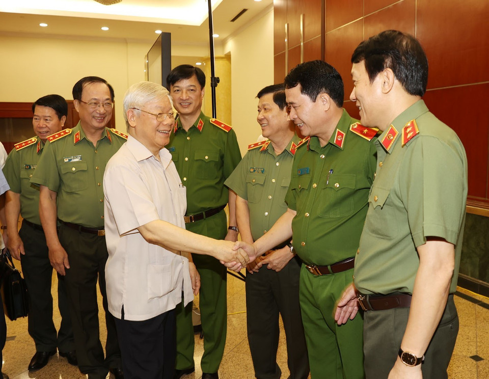 Tổng Bí thư, Chủ tịch nước Nguyễn Phú Trọng với Thường vụ Đảng ủy Công an Trung ương tại buổi làm việc. (Ảnh: Trí Dũng/TTXVN)
