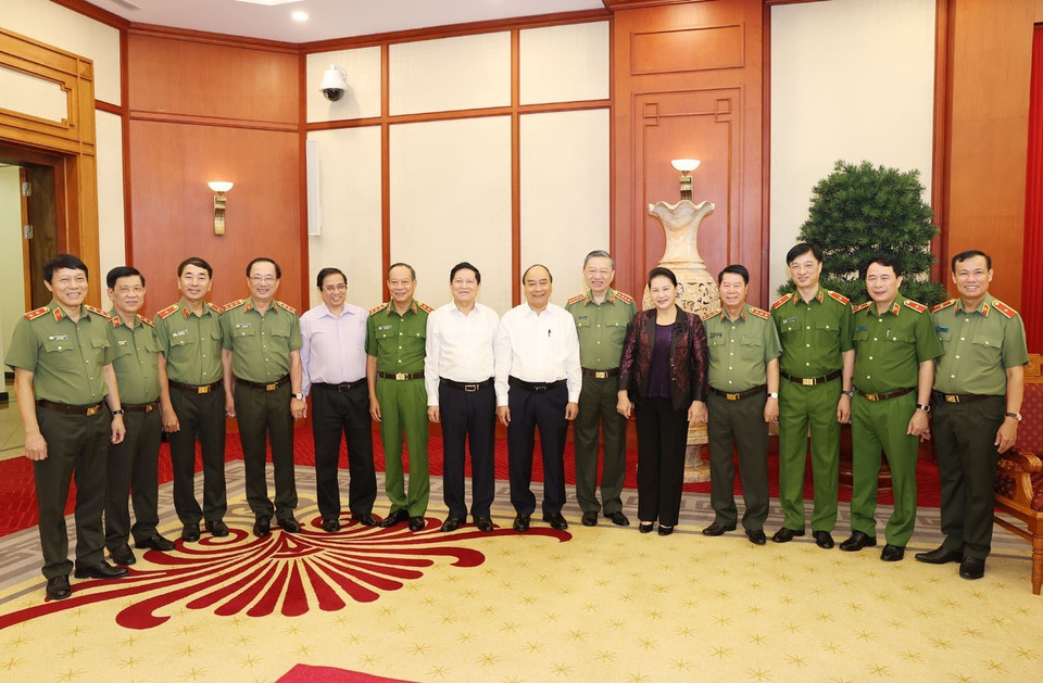 Ông Nguyễn Xuân Phúc, Ủy viên Bộ Chính trị, Thủ tướng Chính phủ; bà Nguyễn Thị Kim Ngân, Ủy viên Bộ Chính trị, Chủ tịch Quốc hội cùng các đại biểu với Thường vụ Đảng ủy Công an Trung ương. (Ảnh: Trí Dũng/TTXVN)
