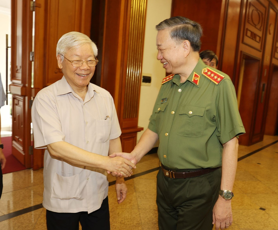 Đại tướng Tô Lâm, Ủy viên Bộ Chính trị, Bí thư Đảng ủy Công an Trung ương, Bộ trưởng Bộ Công an đón Tổng Bí thư, Chủ tịch nước Nguyễn Phú Trọng. (Ảnh: Trí Dũng/TTXVN)