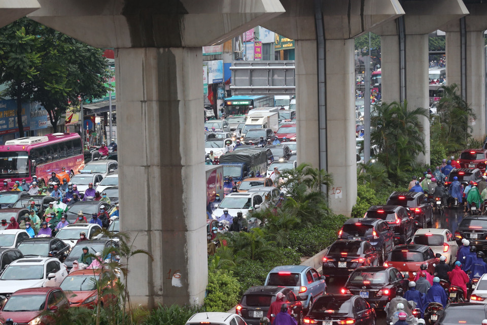 Lượng phương tiện tham gia giao thông kéo dài hàng km theo cả 2 hướng tại đường Nguyễn Trãi. (Nguồn: TTXVN phát)