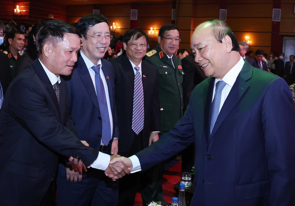 Thủ tướng Nguyễn Xuân Phúc với các đại biểu dự kỷ niệm 75 năm Ngày thành lập Đài tiếng nói Việt Nam(7/9/1945-7/9/2020). (Ảnh: Thống Nhất/TTXVN)