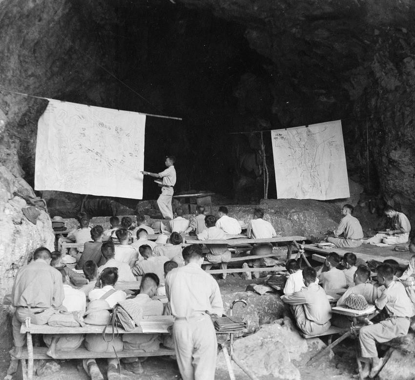 Các đơn vị tham gia Chiến dịch biên giới tổ chức sinh hoạt chính trị, luyện tập quân sự và tích cực chuẩn bị cho chiến dịch, nêu cao quyết tâm tiêu diệt địch. (Nguồn: TTXVN)