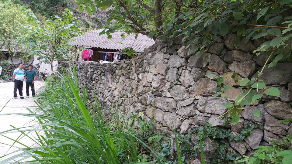 Bờ rào đá của gia đình anh Vừ Mí Sử, thôn Cá Ha, xã Giàng Chu Phìn, huyện Mèo Vạc (Hà Giang). (Ảnh: Nguyễn Chiến/TTXVN)