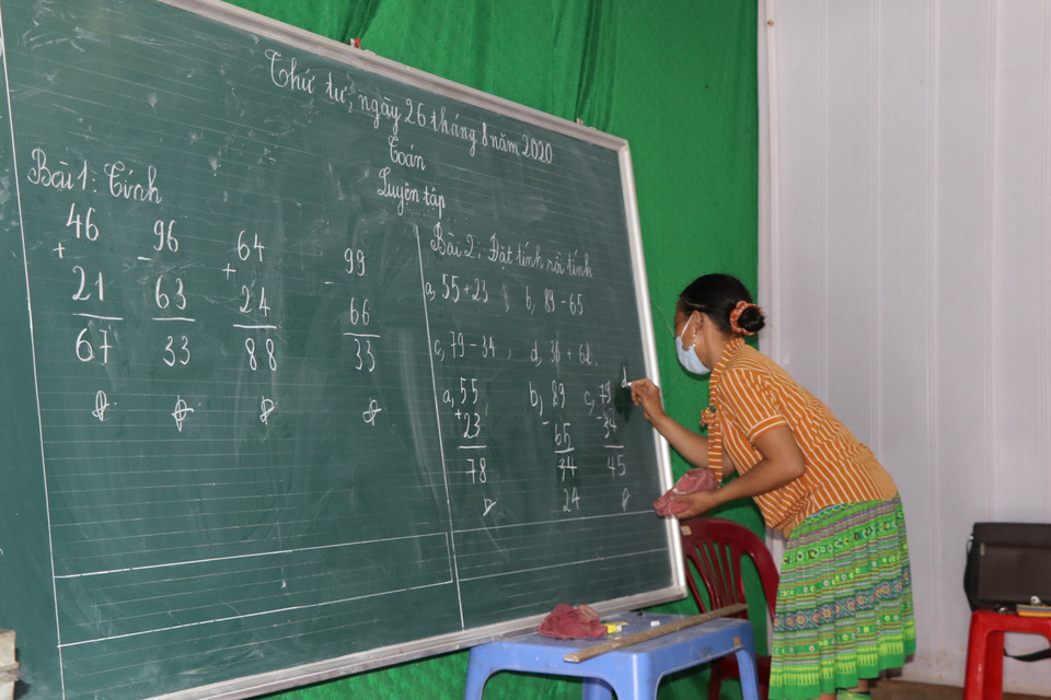 Các học sinh lớp xóa mù chữ trong giờ học toán lớp 2. (Ảnh: Việt Dũng/TTXVN)