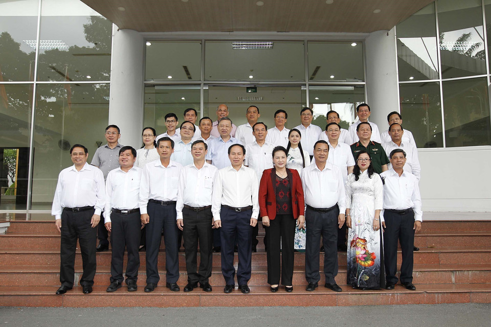 Bà Nguyễn Thị Kim Ngân, Ủy viên Bộ Chính trị, Chủ tịch Quốc hội với các vị ủy viên Bộ Chính trị và đại biểu dự cuộc làm việc của Bộ Chính trị với Ban Thường vụ Tỉnh ủy Hậu Giang. (Ảnh: Thanh Vũ/TTXVN)