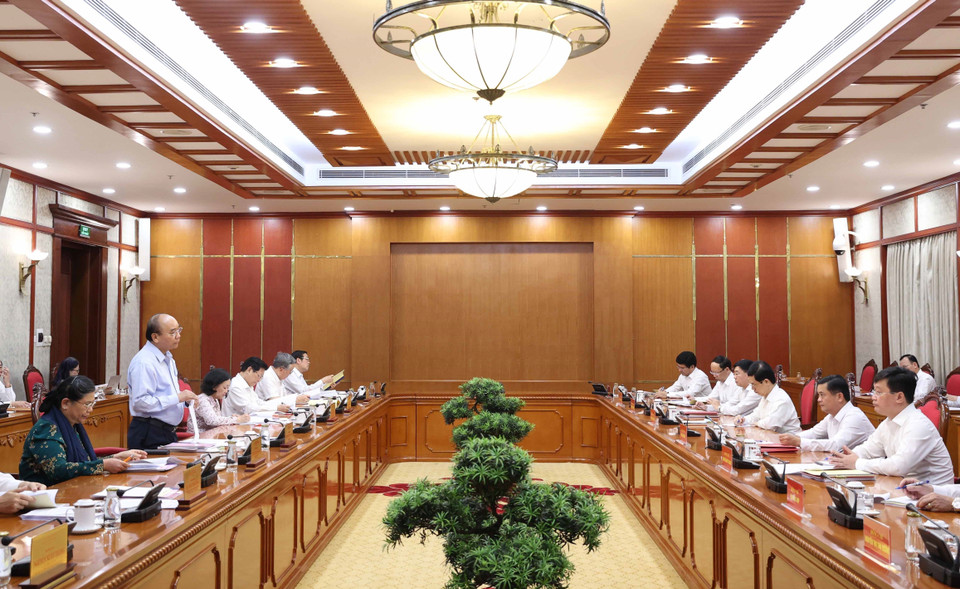 Tại Trụ sở Trung ương Đảng, ông Nguyễn Xuân Phúc, Ủy viên Bộ Chính trị, Thủ tướng Chính phủ chủ trì cuộc làm việc của Bộ Chính trị với Ban Thường vụ Tỉnh ủy Nghệ An. (Ảnh: Thống Nhất/TTXVN)