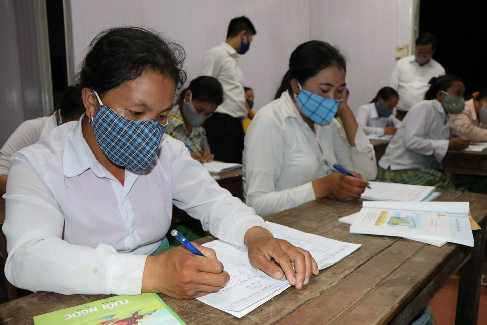 Lớp học xóa mù chữ được tổ chức từ 20 giờ các ngày trong tuần, sau khi các học sinh đã xong việc nương rẫy. (Ảnh: Việt Dũng/TTXVN)