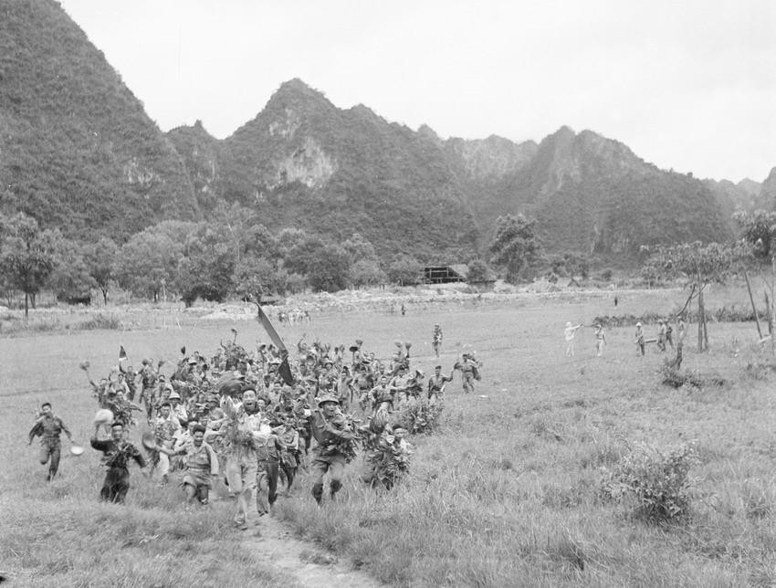 Ban chỉ huy của một đơn vị bộ đội đang nghiên cứu kế hoạch tác chiến trong Chiến dịch biên giới 1950. (Nguồn: TTXVN)