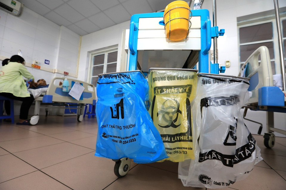 Chất thải y tế được phân loại chi tiết theo màu túi nylon như: chất thải thông thường (màu xanh), chất thải lây nhiễm (màu vàng), chất thải tái chế (màu trắng). (Ảnh: Thành Đạt/TTXVN)
