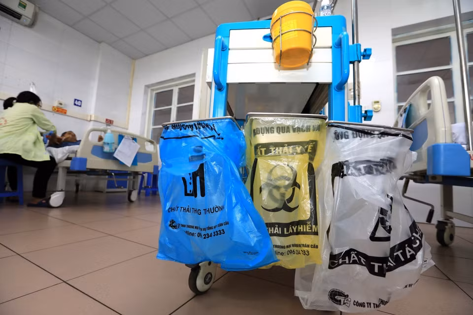 Chất thải y tế được phân loại chi tiết theo màu túi nylon như: chất thải thông thường (màu xanh), chất thải lây nhiễm (màu vàng), chất thải tái chế (màu trắng). (Ảnh: Thành Đạt/TTXVN)