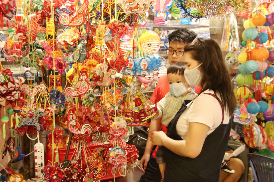 Các gia đình đưa con tới tham quan tại phố lồng đèn Lương Nhữ Học (Quận 5). (Ảnh: Thu Hương/TTXVN)