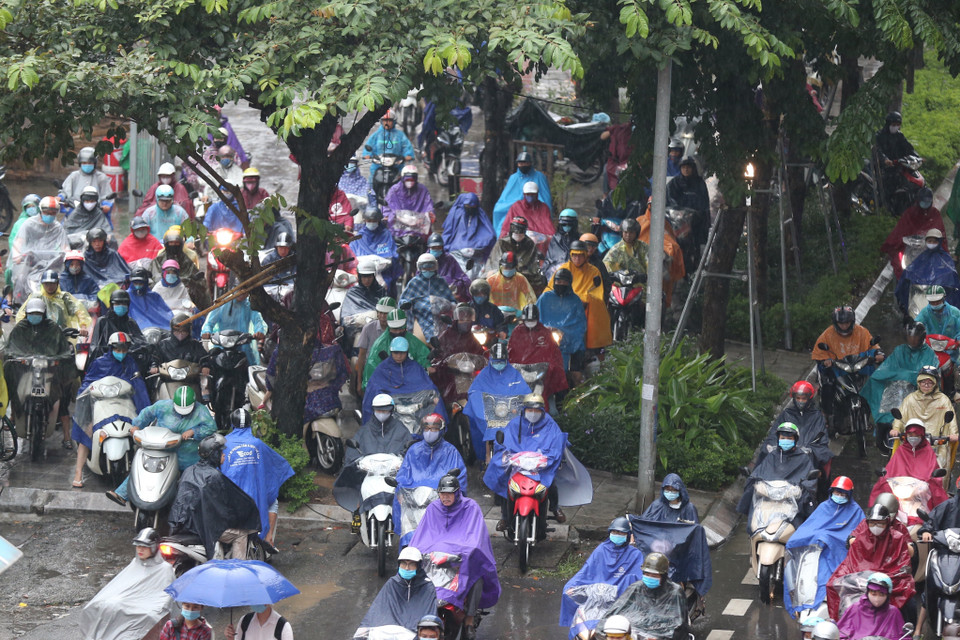 Nhiều người tham gia giao thông tràn cả lên vỉa hè lòng đường gây tắc nghẽn tại đường Nguyễn Trãi. (Nguồn: TTXVN phát)