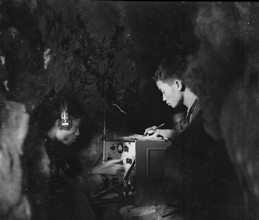 Bị quân ta bao vây chặt chẽ, quân Pháp đã phải dùng máy bay để tiếp tế cho binh lính ở Đông Khê (1950). (Nguồn: TTXVN)