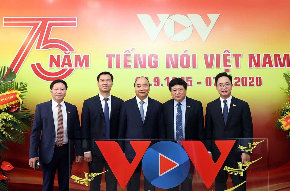 Thủ tướng Nguyễn Xuân Phúc với các đại biểu dự kỷ niệm 75 năm Ngày thành lập Đài tiếng nói Việt Nam(7/9/1945-7/9/2020). (Ảnh: Thống Nhất/TTXVN)