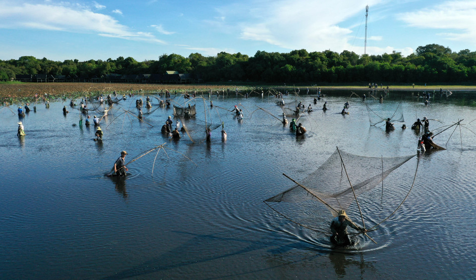 Trước đây hội tổ chức với quy mô nhỏ, ngày nay, hội được tổ chức với quy mô lớn hơn và gắn với việc phát triển du lịch của địa phương. (Ảnh: Hồ Cầu/TTXVN)