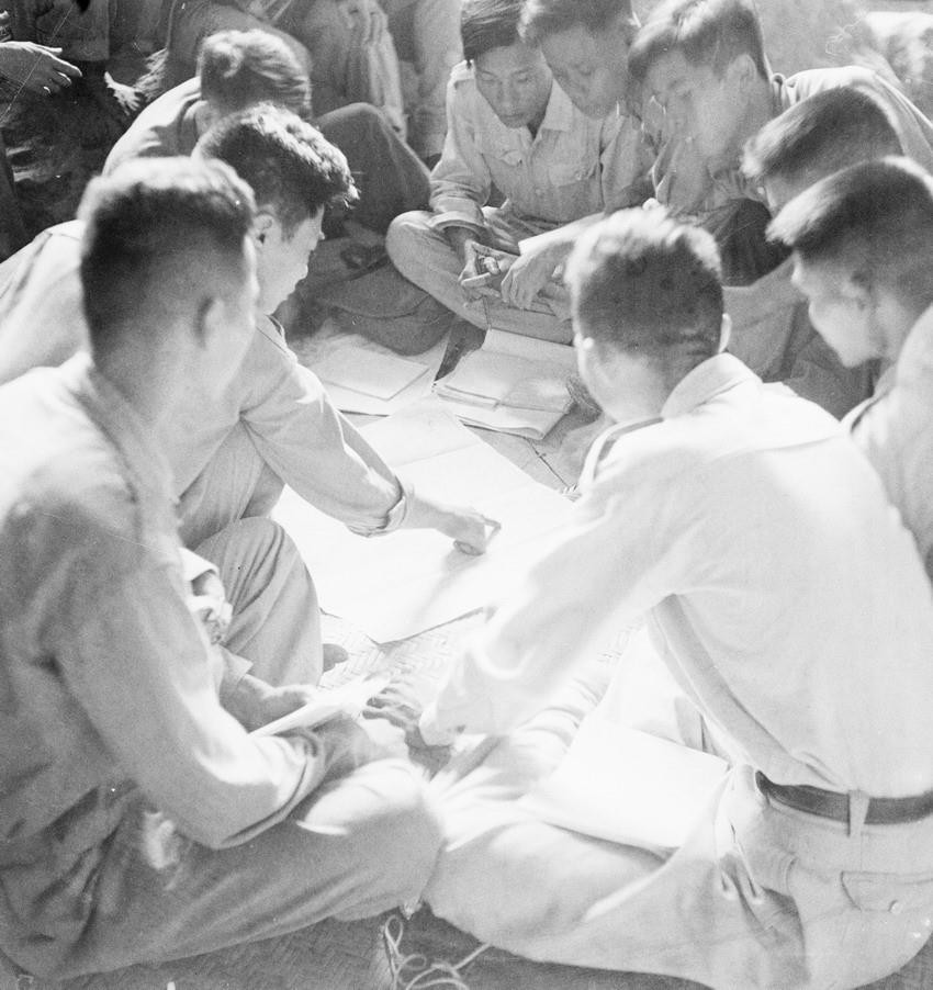 Để bảo đảm chắc thắng, Bộ Tổng Tư lệnh quyết định sử dụng nhiều đơn vị mạnh tham gia chiến dịch. Trong ảnh: Các đơn vị tham gia Chiến dịch biên giới 1950 làm lễ xuất phát, lên đường ra mặt trận. (Nguồn: TTXVN)