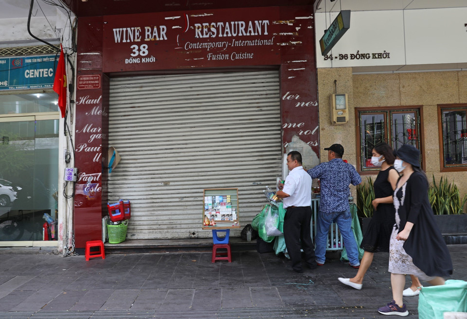 Nhiều cửa hàng trên đường Đồng Khởi có giá thuê mặt bằng khá đắt đỏ đã phải đóng cửa, treo biển cho thuê lại. (Ảnh: Ngọc Hà/TTXVN)