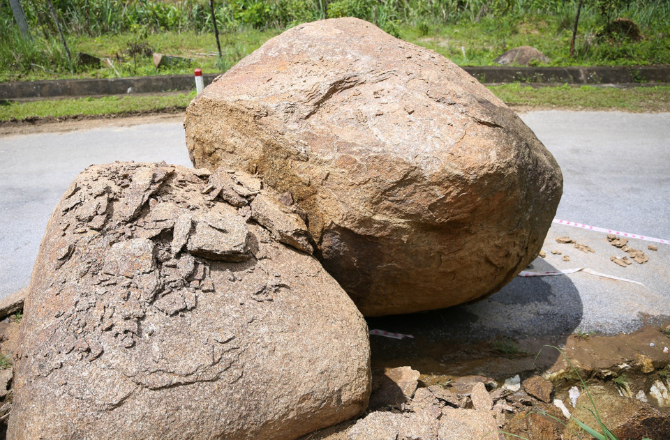 Những tảng đá nặng hàng chục tấn từ đỉnh núi lăn xuống Quốc lộ 16 đoạn qua xã Nhôn Mai, huyện Tương Dương. (Ảnh: Bích Huệ/TTXVN)