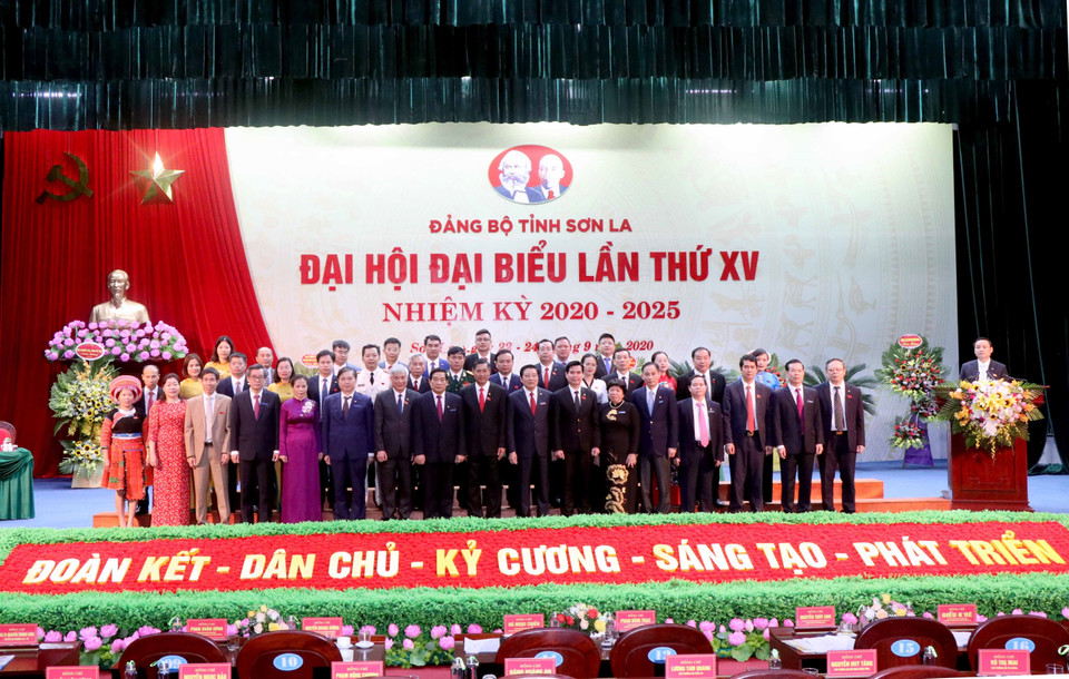 Ông Phan Đình Trạc, Bí thư Trung ương Đảng, Trưởng ban Nội chính Trung ương và các Đại biểu chụp ảnh chung. (Ảnh: Quang Quyết/TTXVN)