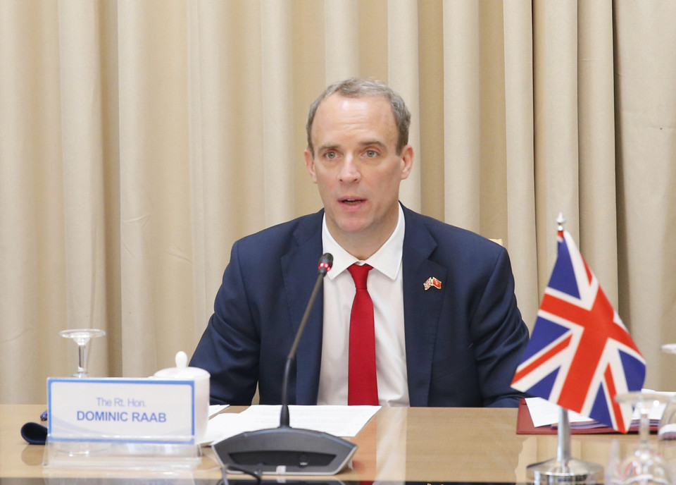 Bộ trưởng Ngoại giao Anh Dominic Raab phát biểu. (Ảnh: Doãn Tấn/TTXVN)