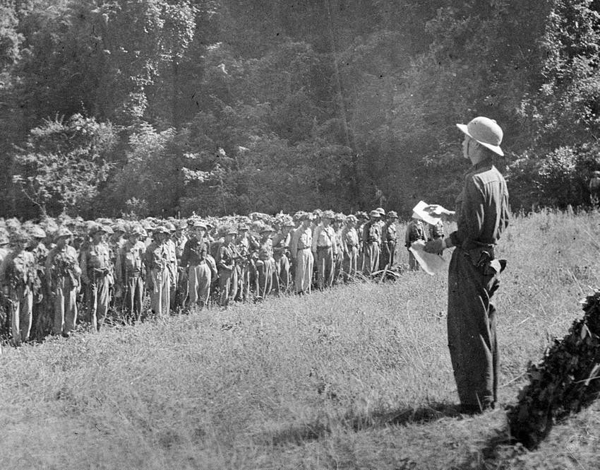 Số lượng lớn pháo binh và công binh của Bộ Tổng Tư lệnh được tập trung cho Chiến dịch biên giới. Trong ảnh: Phát huy truyền thống 'Chân đồng, vai sắt,' các chiến sỹ pháo binh đã mang trên vai những vũ khí, khí tài pháo nặng hàng tấn vào mặt trận biên giới năm 1950. (Nguồn: TTXVN)