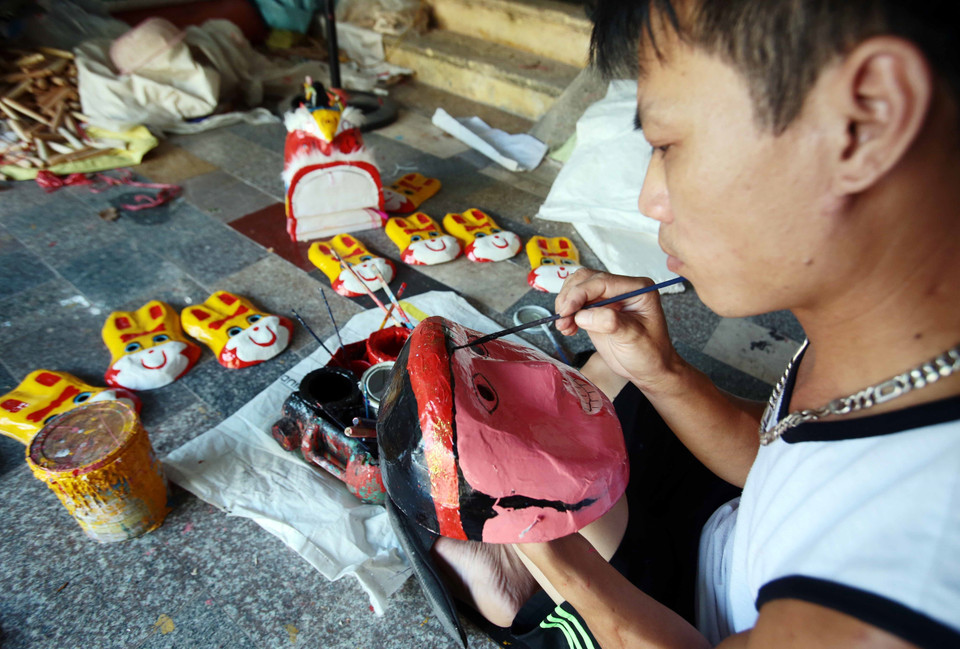 Mặt nạ được các nghệ nhân sơn thủ công tỉ mỉ. (Ảnh: Phạm Kiên/TTXVN)