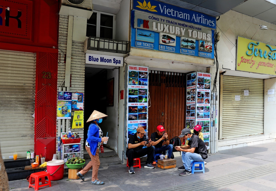 Nhiều cửa hàng trên đường Đồng Khởi có giá thuê mặt bằng khá đắt đỏ đã phải đóng cửa, treo biển cho thuê lại. (Ảnh: Ngọc Hà/TTXVN)