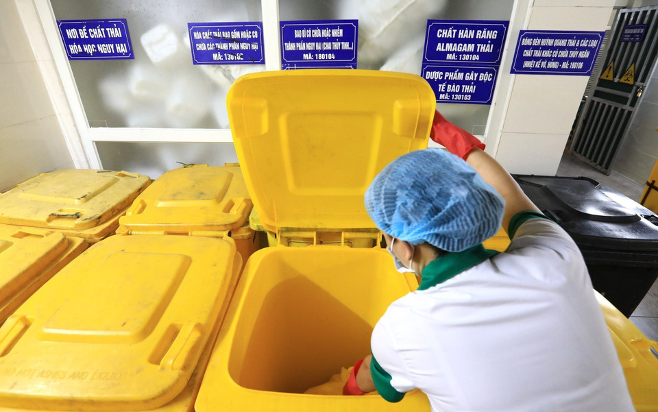 Các nhóm chất thải y tế được phân loại và lưu giữ riêng biệt. (Ảnh: Thành Đạt/TTXVN)