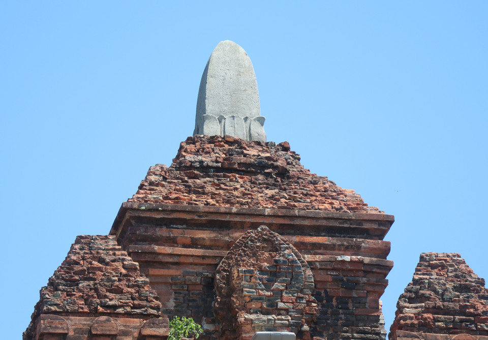 Tháp Nhạn được người Chăm xây dựng vào khoảng thế kỷ XI, XII trên núi Nhạn, bên cạnh dòng sông Đà Rằng, thuộc phường 1, thành phố Tuy Hòa, tỉnh Phú Yên. (Ảnh: Phạm Cường/TTXVN)