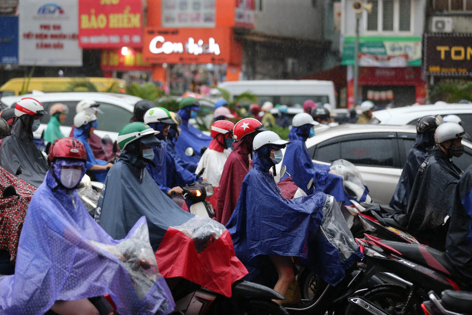 Do trời mưa lớn sáng 7/9 gây tắc đường và khó khăn hơn cho người tham gia giao thông. (Nguồn: TTXVN phát)