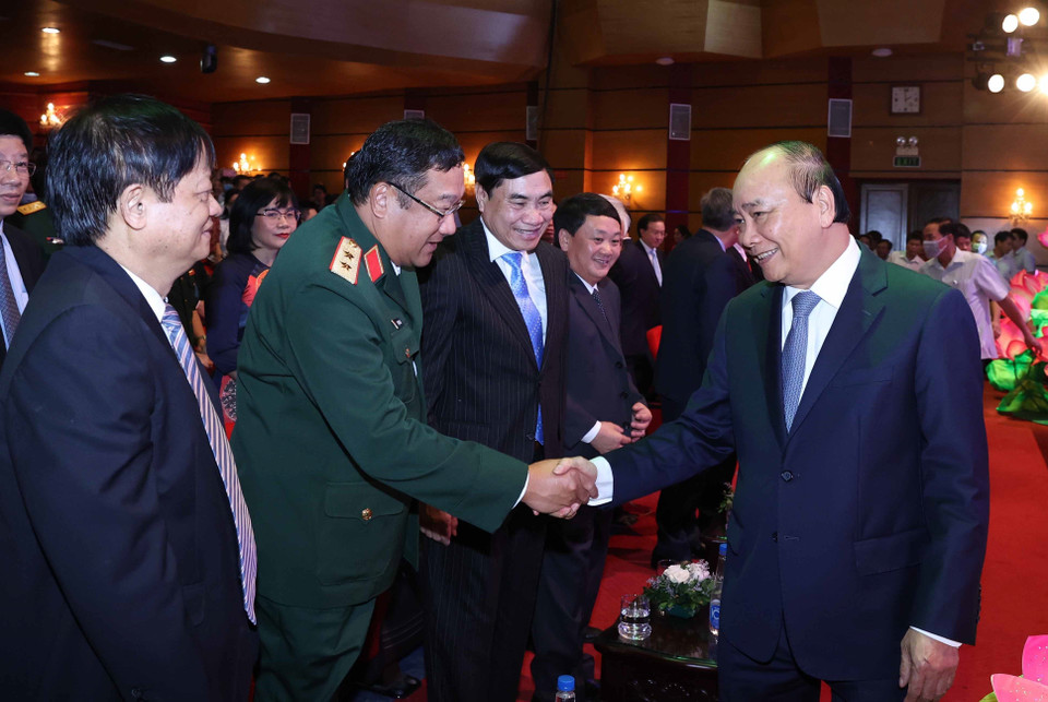 Thủ tướng Nguyễn Xuân Phúc với các đại biểu dự kỷ niệm 75 năm Ngày thành lập Đài tiếng nói Việt Nam(7/9/1945-7/9/2020). (Ảnh: Thống Nhất/TTXVN)