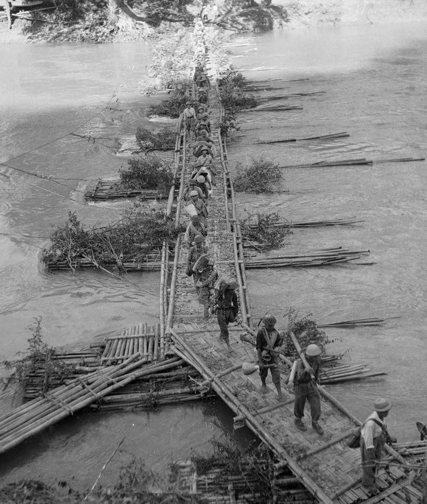 Số lượng lớn pháo binh và công binh của Bộ Tổng Tư lệnh được tập trung cho Chiến dịch biên giới. Trong ảnh: Pháo của ta đang bắn vào các vị trí của địch ở Đông Khê trong Chiến dịch biên giới 1950. (Nguồn: TTXVN)