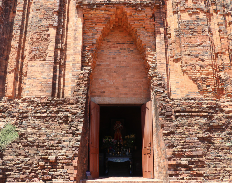 Cửa vào bên trong và mặt chính của tháp Nhạn quay về hướng Đông. (Ảnh: Phạm Cường/TTXVN)