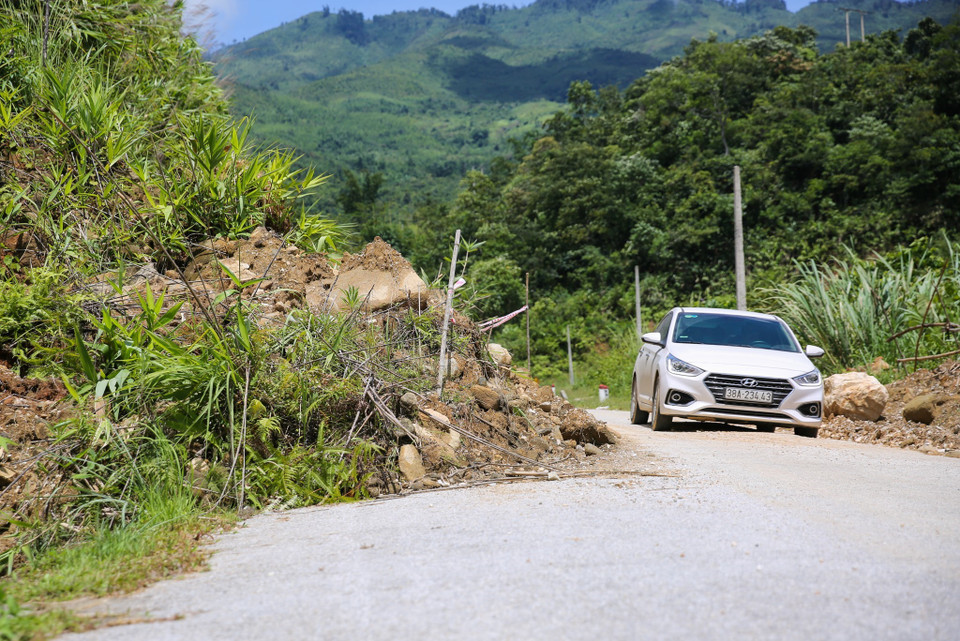 Trên cao, nhiều khối đất đá khác cũng đang chực chờ rơi xuống trên tuyến Quốc lộ 16 gây mất an toàn cho người đi đường. (Ảnh: Bích Huệ/TTXVN)