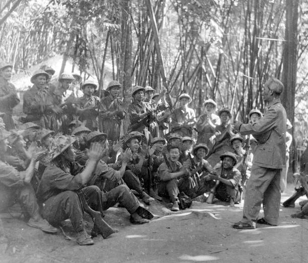 Hạ tuần tháng 8/1950, Chủ tịch Hồ Chí Minh đã lên đường ra mặt trận cùng Bộ Chỉ huy chiến dịch trực tiếp chỉ đạo chiến dịch. Trên đường ra mặt trận, Người ân cần thăm hỏi, nắm thêm tình hình, động viên bộ đội, dân công. Có Bác Hồ đi chiến dịch, mọi người như được tăng thêm sức mạnh, ai nấy đều hăng hái, tin tưởng, quyết tâm. Trong ảnh: Chủ tịch Hồ Chí Minh đến thăm và nói chuyện với cán bộ, chiến sỹ tham gia Chiến dịch Biên giới năm 1950. (Nguồn: TTXVN)