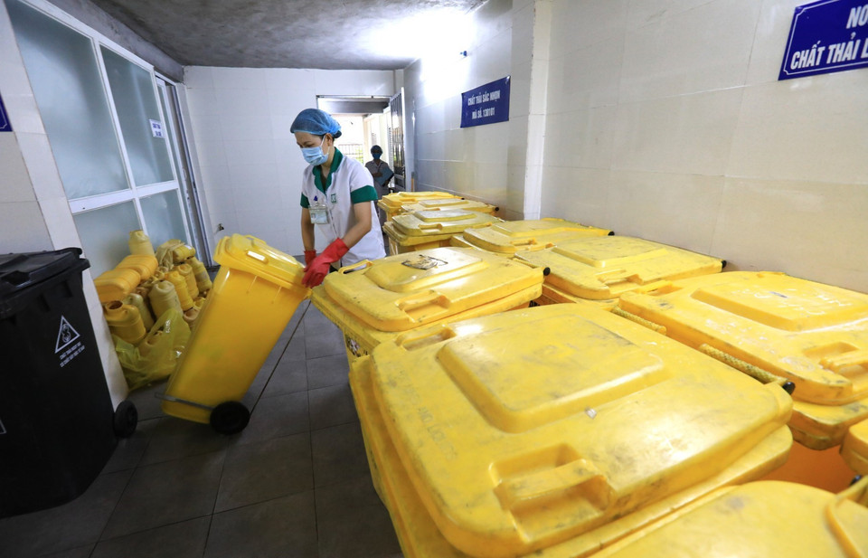 Nhóm chất thải thông thường được nhân viên vệ sinh Bệnh viện Thanh Nhàn sắp xếp cẩn thận và lưu giữ không quá 24 giờ. (Ảnh: Thành Đạt/TTXVN)