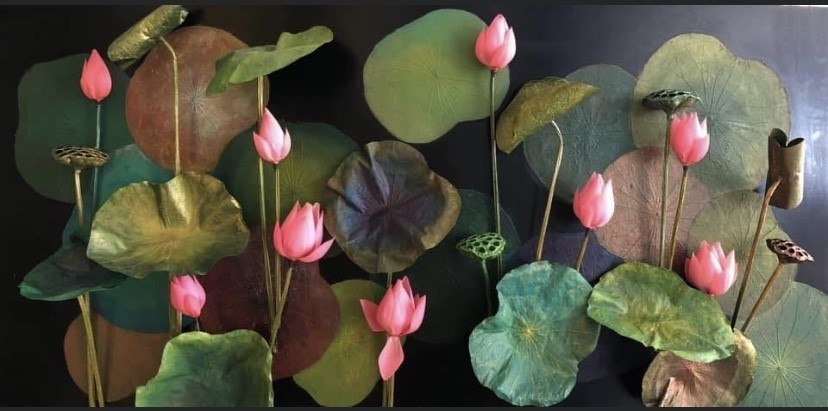 Tranh 3D từ sen khô. (Ảnh: Mai Trang/TTXVN)