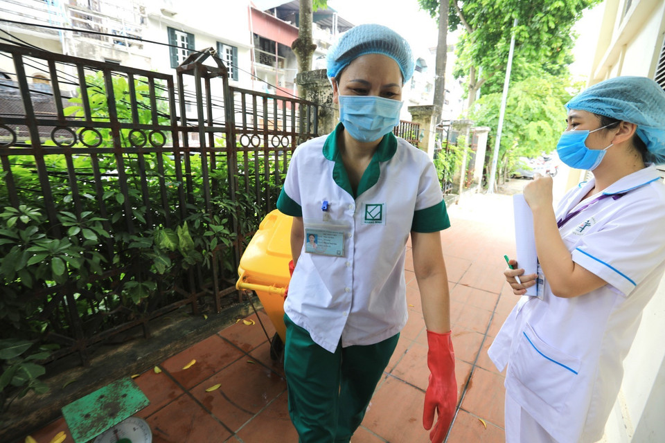 Rác thải y tế đưa xuống nhà lưu chứa được kiểm tra, cân và ghi chép theo chủng loại cẩn thận. (Ảnh: Thành Đạt/TTXVN)