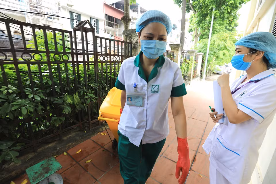 Rác thải y tế đưa xuống nhà lưu chứa được kiểm tra, cân và ghi chép theo chủng loại cẩn thận. (Ảnh: Thành Đạt/TTXVN)