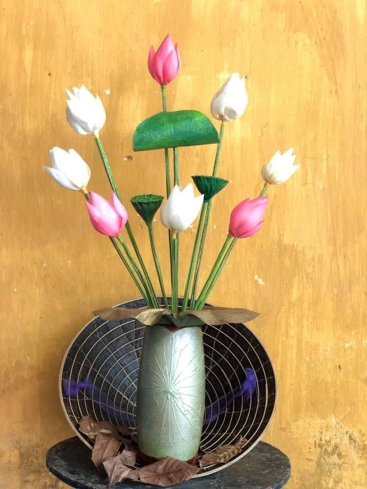 Nghệ thuật từ sen khô của hoạ sỹ xứ Huế Nguyễn Thanh Thảo. (Ảnh: Mai Trang/TTXVN)